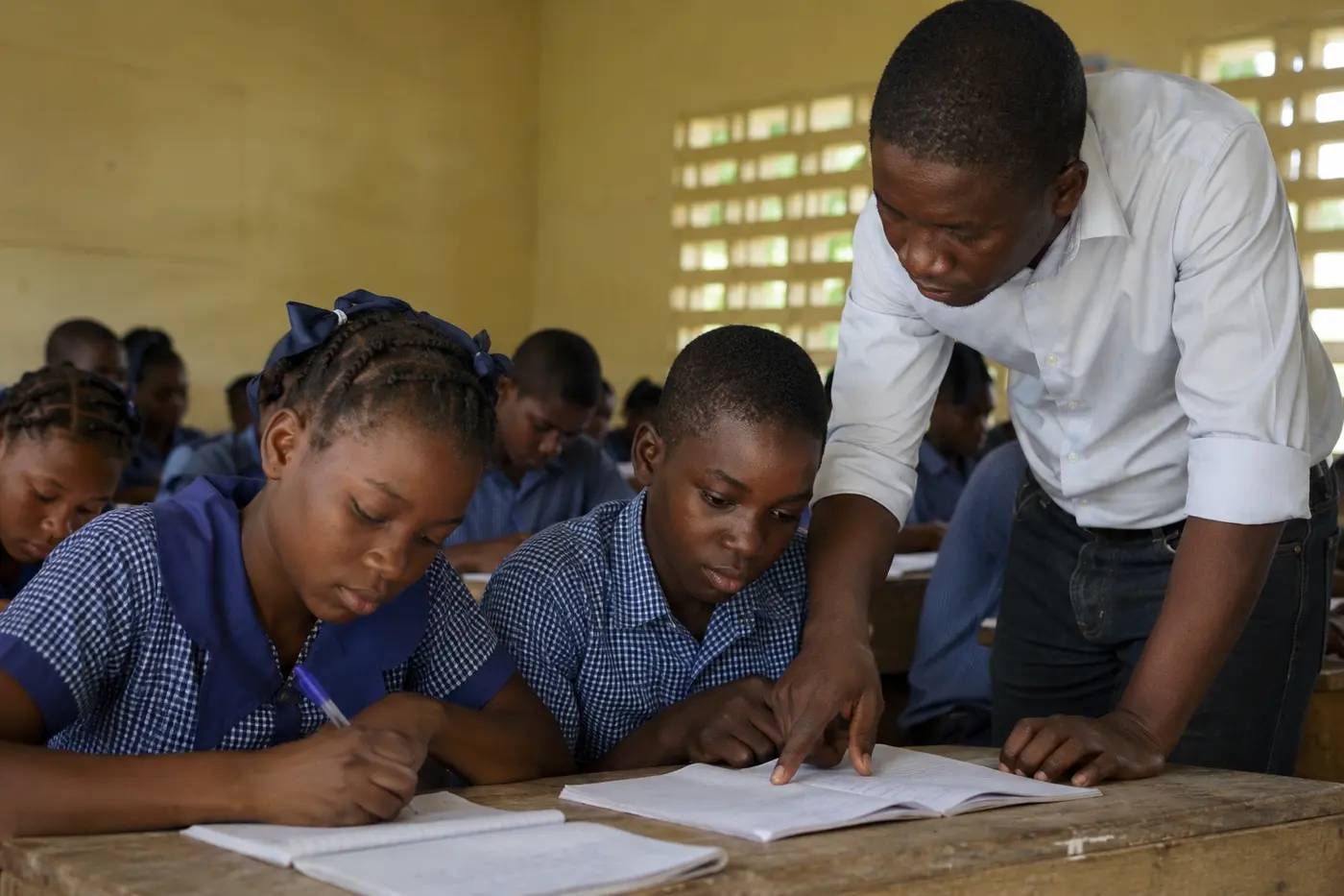 Eleves en situation d'apprentissage dans un cadre educatif soutenu par ACICORP